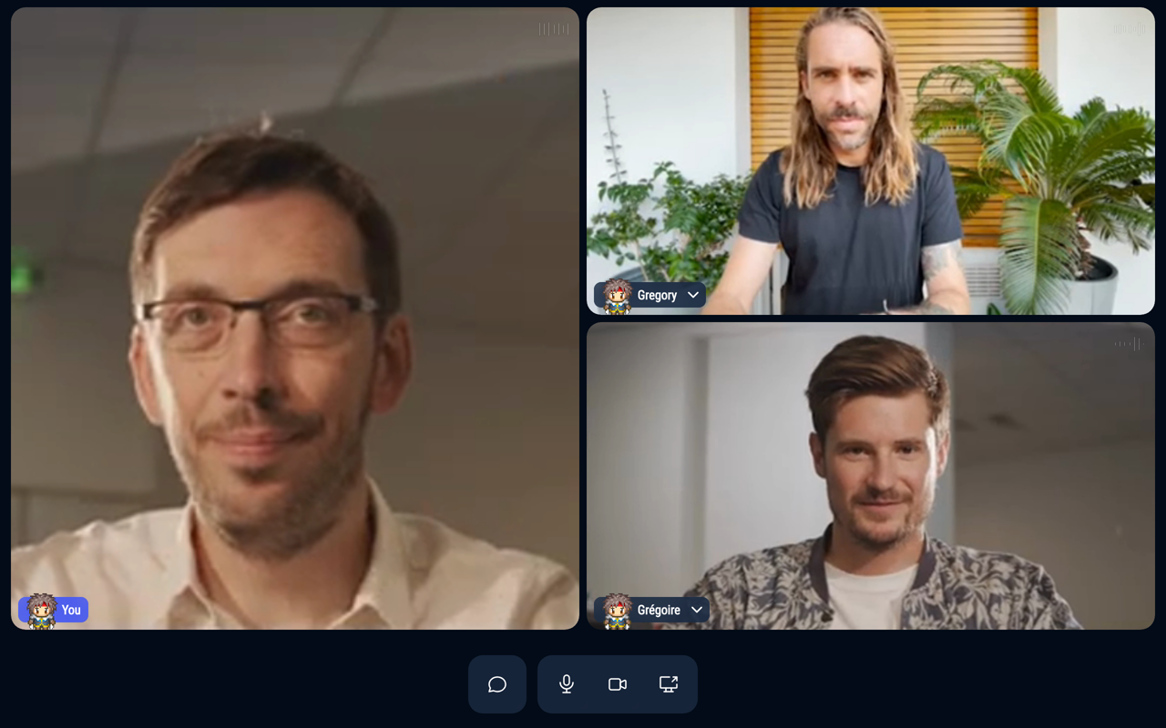 The floating window: your video and the others' videos, with the chat, microphone, camera and screen sharing buttons